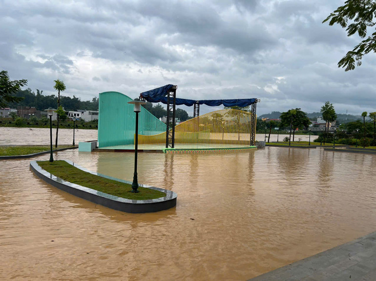 Nước sông dâng cao tràn vào gây ngập úng sân khấu trình diễn của phố đi bộ Sông Cầu, thành phố Bắc Kạn. (Ảnh: TUẤN SƠN).