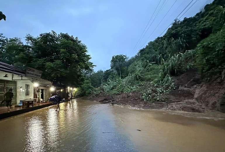 Sạt lở gây ách tắc lưu thông trên Quốc lộ 3 nối thành phố Bắc Kạn với huyện Chợ Mới. (Ảnh: VĂN THIỀU)