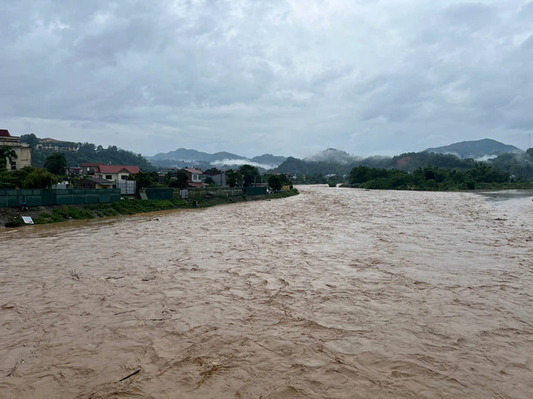 Nước lũ trên sông Cầu cuồn cuộn đổ về. (Ảnh: TUẤN SƠN)