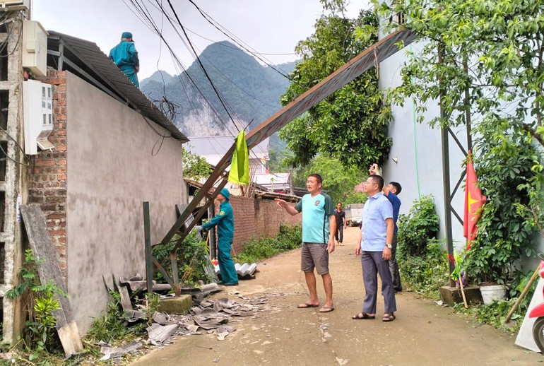 Lãnh đạo huyện Na Rì kiểm tra, chỉ đạo công tác sửa chữa nhà dân bị tốc mái. (Ảnh: HƯƠNG DỊU)