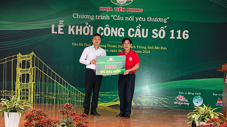 Trao biểu trưng tặng mũ bảo hiểm cho Hội Chữ thập đỏ tỉnh Bắc Kạn. Ảnh: TUẤN SƠN Trao biểu trưng tặng mũ bảo hiểm cho Hội Chữ thập đỏ tỉnh Bắc Kạn. Ảnh: TUẤN SƠN