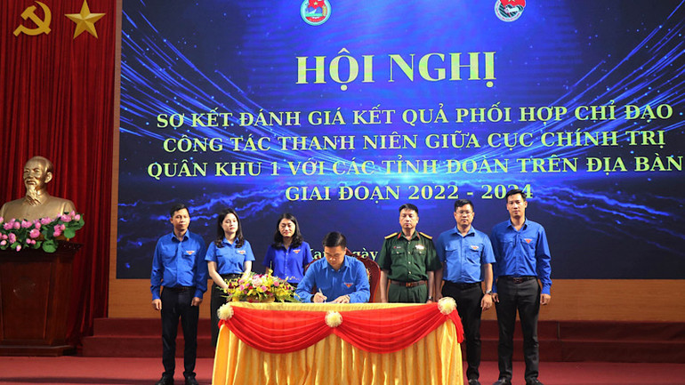 Lãnh đạo các đơn vị ký quy chế phối hợp. Ảnh: TUẤN SƠN