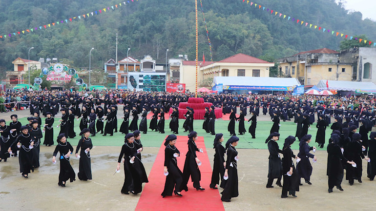 Trình diễn múa bát với 200 diễn viên quần chúng tại Hội Xuân ATK (An toàn khu) Chợ Đồn. (Ảnh: VŨ GIANG)