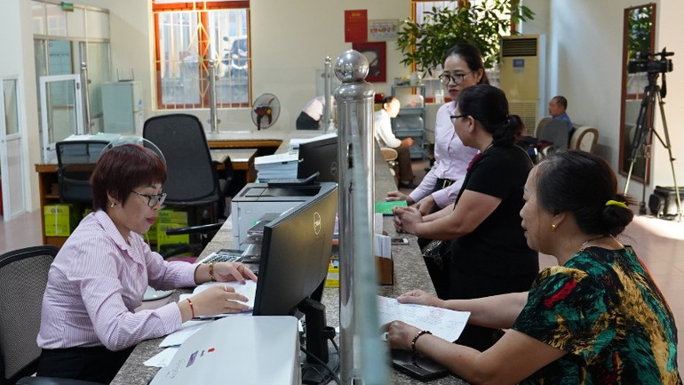 Hoạt động giao dịch tại chi nhánh Ngân hàng Chính sách xã hội tỉnh Bắc Kạn. (Ảnh: THU CÚC)