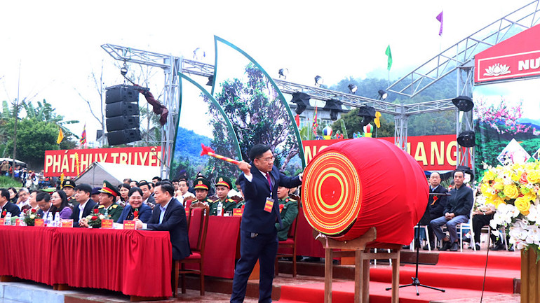 Lãnh đạo huyện Chợ Đồn đánh trống khai hội. Ảnh: TUẤN SƠN