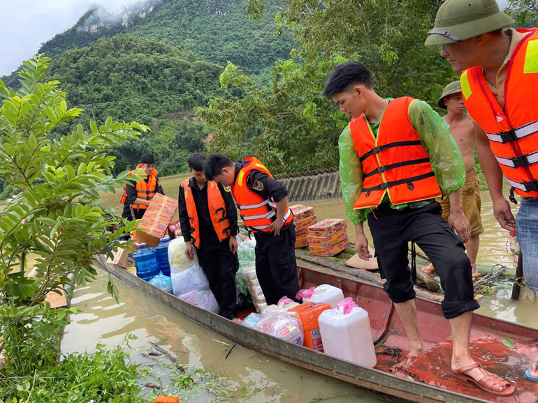Thiếu xuồng máy, cano nên việc vận chuyển khó khăn và mất nhiều thời gian.