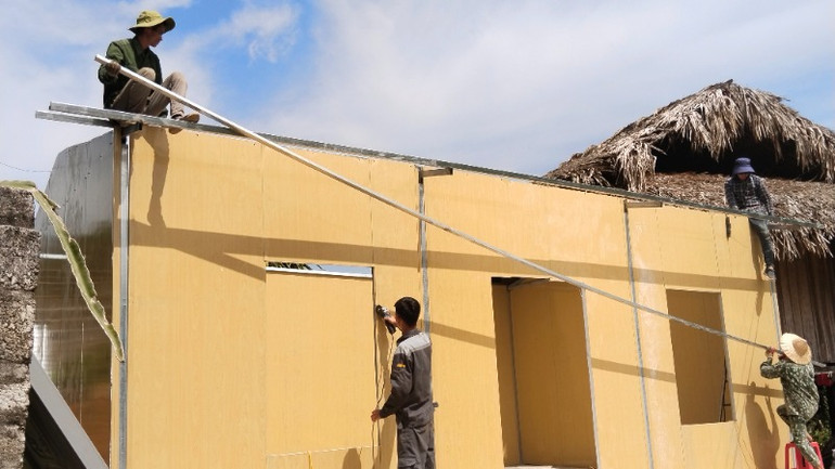 Làm nhà cho hộ nghèo ở xã Yên Phong, huyện Chợ Đồn. (Ảnh: NGUYỄN HẢI)