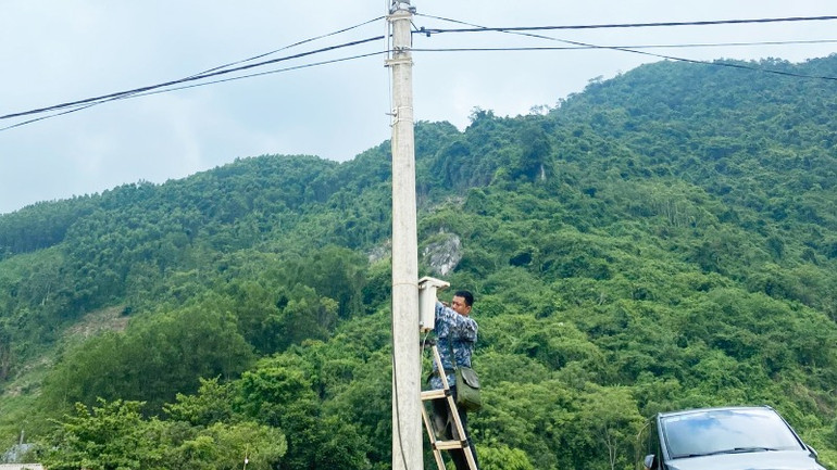 Lắp đặt loa thông tin-truyền thông tại xã Quảng Chu (Chợ Mới). (Ảnh: THU TRANG). Lắp đặt loa thông tin-truyền thông tại xã Quảng Chu (Chợ Mới). (Ảnh: THU TRANG).