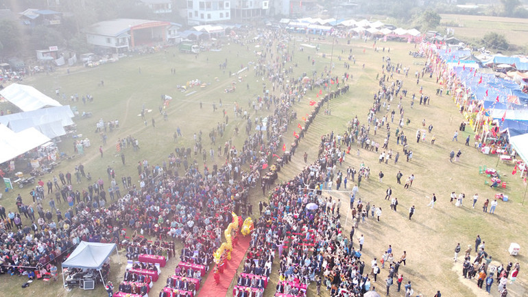 Đông đảo du khách tới tham dự lễ hội. Ảnh: TUẤN SƠN Đông đảo du khách tới tham dự lễ hội. Ảnh: TUẤN SƠN