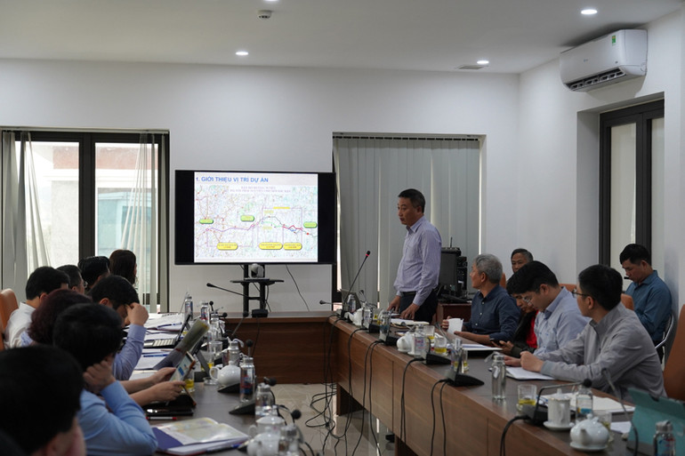 Đơn vị tư vấn thiết kế trình bày bản thiết kế dự án tại hội nghị họp bàn công tác giải phóng mặt bằng dự án. Ảnh: PHƯƠNG THẢO.