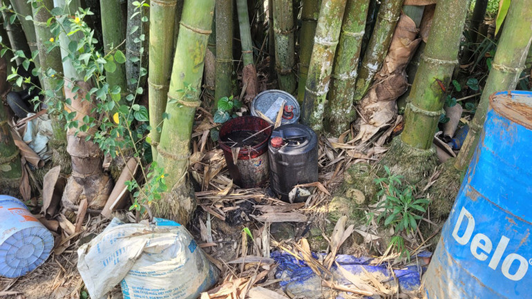 Thay vì xây kho chứa theo quy định, Công ty cổ phần bê-tông và vật liệu xây dựng An Bình lại vứt bừa bãi chất thải nguy hại vào bờ tre. (Ảnh: NGUYỄN HOÀNG)