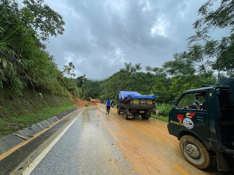 Xe chở hàng chờ thông tắc điểm sạt lở trên Tỉnh lộ 254.