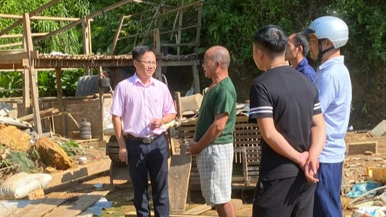 Cán bộ Ngân hàng Chính sách xã hội tỉnh Bắc Kạn xác minh mức độ thiệt hại bởi ảnh hưởng cơn bão số 3 của khách hàng vay. (Ảnh: THU CÚC)