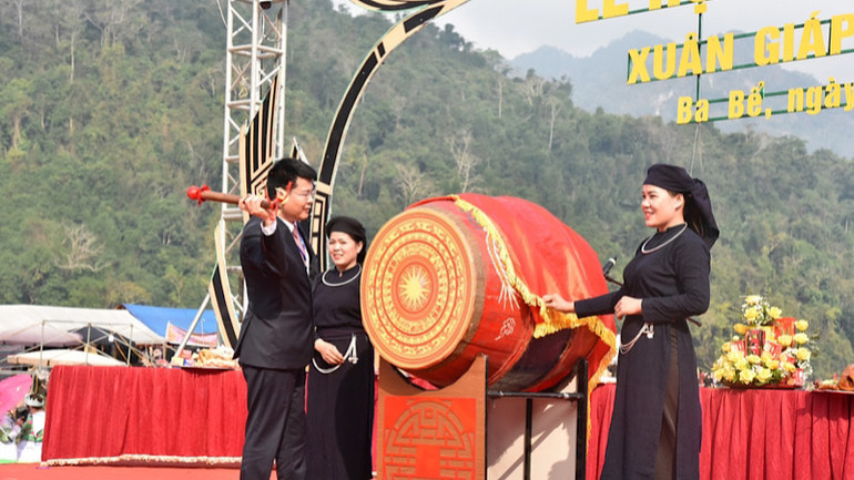 Bí thư Huyện ủy Ba Bể Dương Ngọc Thuyết đánh trống khai hội. Ảnh: HỒNG TUYẾN Bí thư Huyện ủy Ba Bể Dương Ngọc Thuyết đánh trống khai hội. Ảnh: HỒNG TUYẾN