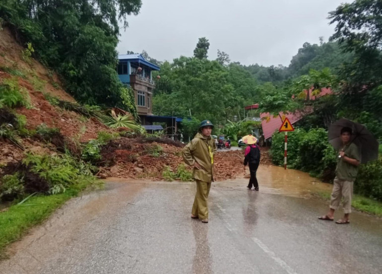 Đến sáng 1/8, trên các tuyến giao thông ở Bắc Kạn đã có 44 điểm sạt lở gây ách tắc giao thông cục bộ. (Trong ảnh: Một điểm sạt lở trên Quốc lộ 3B, đoạn qua xã Đồng Thắng, huyện Chợ Đồn). (Ảnh: TUẤN SƠN)