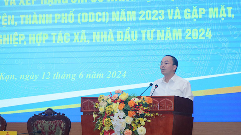 Chủ tịch Ủy ban nhân dân tỉnh Bắc Kạn Nguyễn Đăng Bình phát biểu tại hội nghị. (Ảnh: TUẤN SƠN)