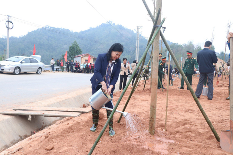 Các đại biểu tham gia trồng cây. (Ảnh: TUẤN SƠN)