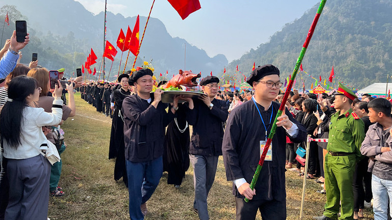 Rước mâm cỗ dâng lễ của 15 xã, thị trấn trong huyện Ba Bể. Ảnh: TUẤN SƠN Rước mâm cỗ dâng lễ của 15 xã, thị trấn trong huyện Ba Bể. Ảnh: TUẤN SƠN