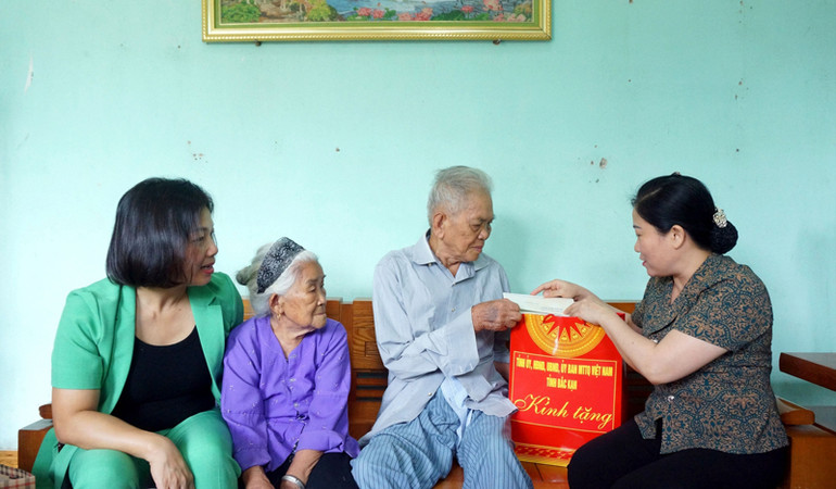 Lãnh đạo tỉnh Bắc Kạn thăm, tặng quà chiến sĩ Điện Biên tại huyện Bạch Thông. (Ảnh: HOÀNG VŨ) Lãnh đạo tỉnh Bắc Kạn thăm, tặng quà chiến sĩ Điện Biên tại huyện Bạch Thông. (Ảnh: HOÀNG VŨ)