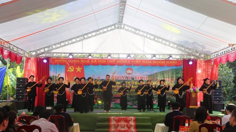 Đồng bào biểu diễn các tiết mục văn nghệ truyền thống. (Ảnh: TUẤN SƠN) Đồng bào biểu diễn các tiết mục văn nghệ truyền thống. (Ảnh: TUẤN SƠN)