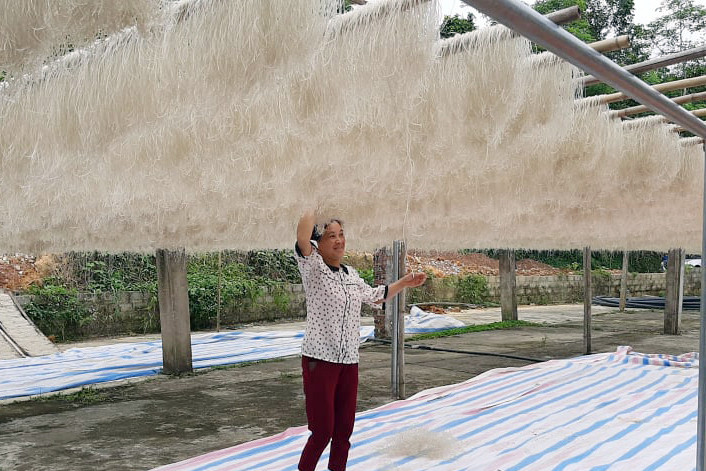 Người dân Côn Minh phơi miến dong. (Ảnh: HƯƠNG LAN)
