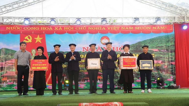 Phó Chủ tịch Quốc hội Nguyễn Đức Hải và lãnh đạo tỉnh Bắc Kạn tặng quà cho nhân dân thôn Khuân Bang. (Ảnh: TUẤN SƠN) Phó Chủ tịch Quốc hội Nguyễn Đức Hải và lãnh đạo tỉnh Bắc Kạn tặng quà cho nhân dân thôn Khuân Bang. (Ảnh: TUẤN SƠN)