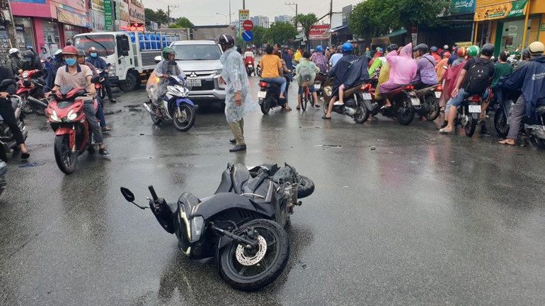 Xe máy bị xe ô-tô tông tại hiện trường. Xe máy bị xe ô-tô tông tại hiện trường.