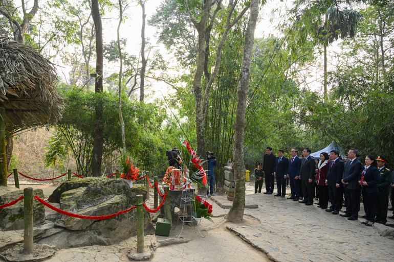 Chủ tịch Quốc hội Vương Đình Huệ và các đại biểu dâng hương tưởng niệm tại lán Nà Nưa. (Ảnh: Duy Linh)
