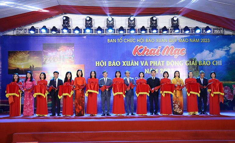 Các đại biểu cắt băng khai mạc Hội báo Xuân và phát động giải báo chí tỉnh Tuyên Quang năm 2023.