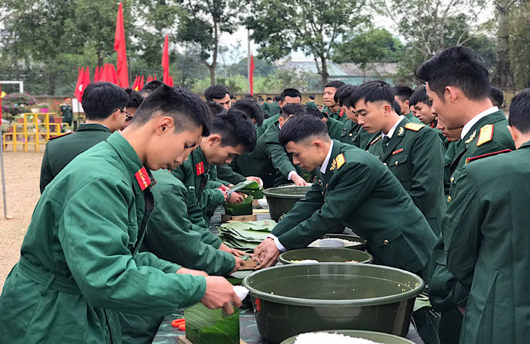Cán bộ, chiến sĩ Trung đoàn thi gói bánh chưng xuân Quý Mão.