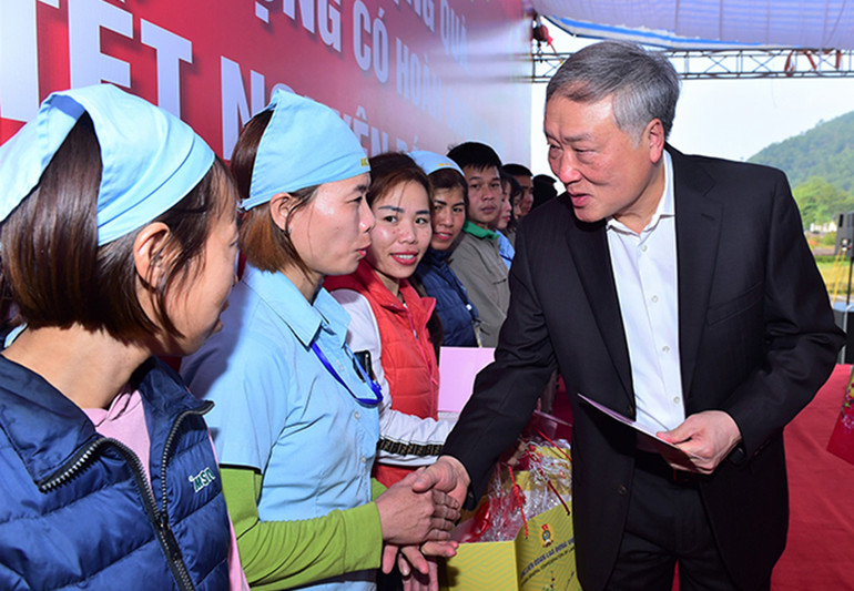 Đồng chí Nguyễn Hòa Bình tặng quà cho công nhân có hoàn cảnh khó khăn tại khu công nghiệp Long Bình An, thành phố Tuyên Quang.