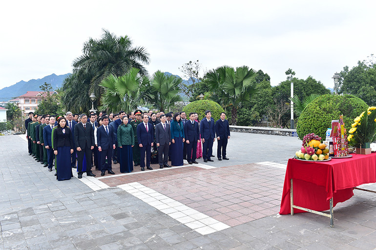 Đoàn đại biểu tỉnh Tuyên Quang viếng Đài tưởng niệm các anh hùng, liệt sĩ tỉnh.