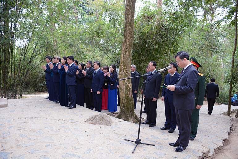 Thay mặt lãnh đạo tỉnh, đồng chí Nguyễn Văn Sơn, Chủ tịch UBND tỉnh Tuyên Quang đọc lời kính cáo, báo công lên Bác tại Lán Nà Nưa.