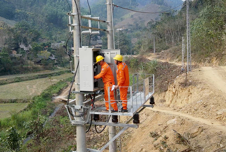 Đóng điện tại trạm biến áp thôn Tấu Lìn, xã Hùng Lợi, huyện Yên Sơn