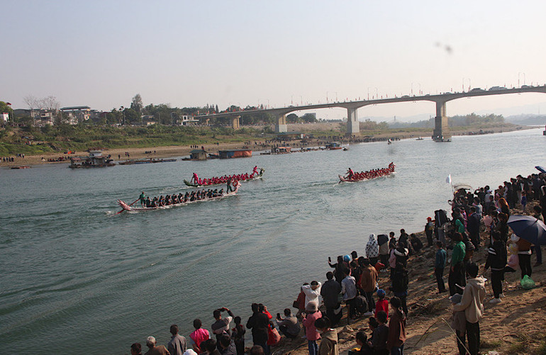 Các đội đua nỗ lực về đích.