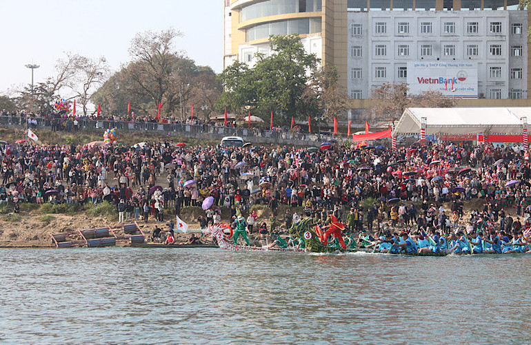 Người dân thành phố và du khách hào hứng cổ vũ các đội đua thuyền.