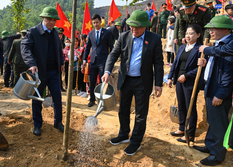 Chủ tịch Quốc hội Vương Đình Huệ và các đại biểu trồng cây tại lễ phát động. (Ảnh Duy Linh)