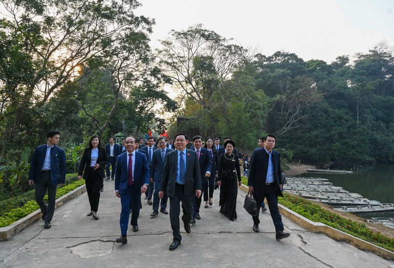 Chủ tịch Quốc hội Vương Đình Huệ và các đại biểu thăm Khu di tích quốc gia đặc biệt Tân Trào. (Ảnh: Duy Linh)