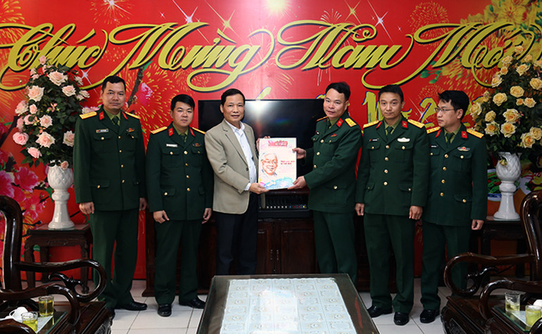 Đại diện báo Nhân Dân tại Tuyên Quang tặng Báo Nhân Dân Xuân Quý Mão cho đơn vị.