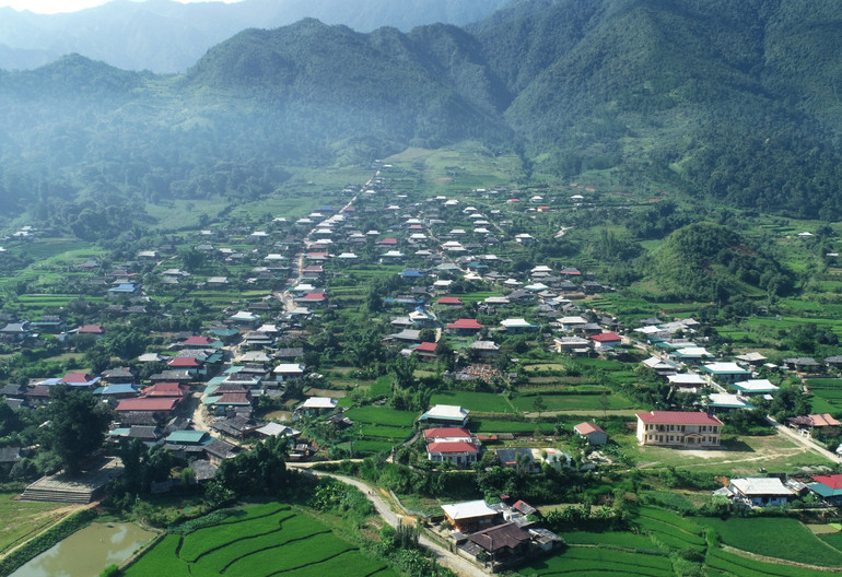 Xã Ngọc Chiến đang từng ngày đổi thay nhờ có sự đóng góp của ông Lò Văn Pháng. Xã Ngọc Chiến đang từng ngày đổi thay nhờ có sự đóng góp của ông Lò Văn Pháng.