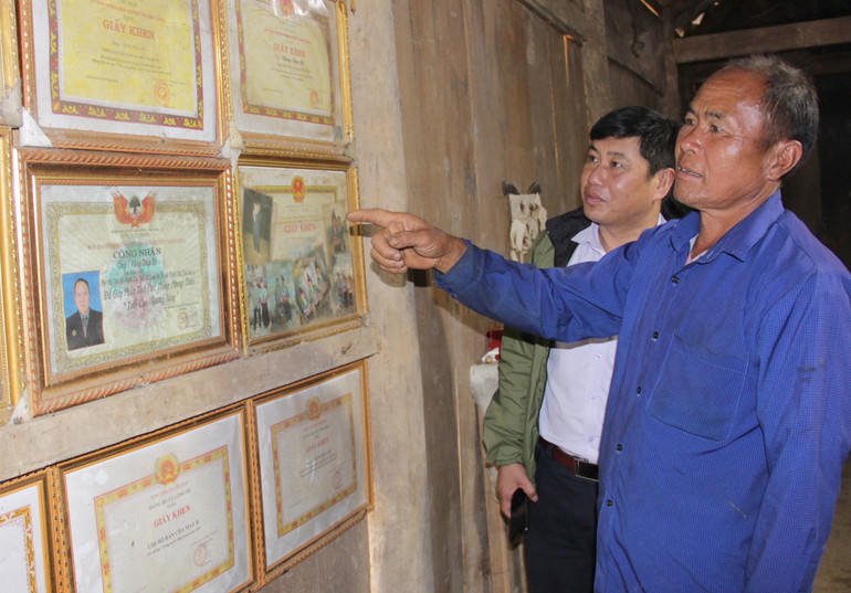 Ông Vàng Dúa Di được tặng nhiều bằng khen, giấy về thành tích tuyên truyền, vận động người dân trong các lĩnh vực. Ông Vàng Dúa Di được tặng nhiều bằng khen, giấy về thành tích tuyên truyền, vận động người dân trong các lĩnh vực.