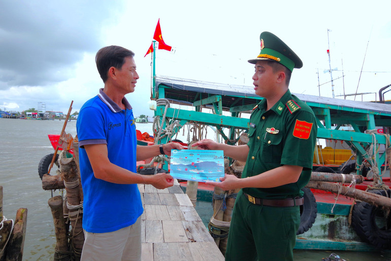 Bộ đội Biên phòng Cà Mau tuyên truyền ngư dân tuân thủ hoạt động đánh bắt, khai thác, không vi phạm vùng biển nước ngoài.