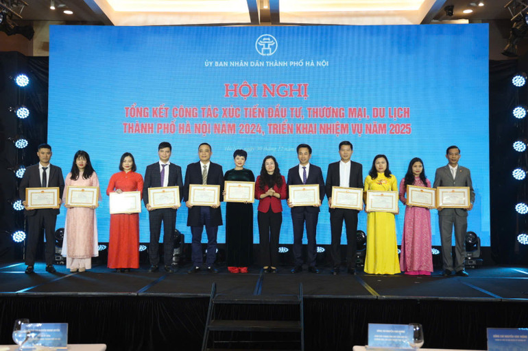 Nhiều tập thể, cá nhân được nhận Bằng khen của Chủ tịch UBND TP. Hà Nội vì đã có thành tích xuất sắc trong công tác xúc tiến đầu tư, thương mại, du lịch TP. Hà Nội năm 2024.