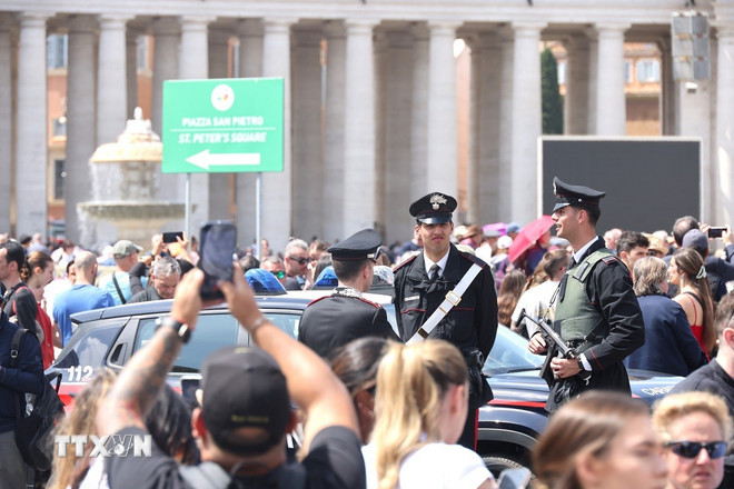 Lực lượng Hiến binh và cảnh sát tại Quảng trường San Pietro (nơi đặt linh cữu của Giáo hoàng Francis. (Ảnh: Trường Dụy/TTXVN)