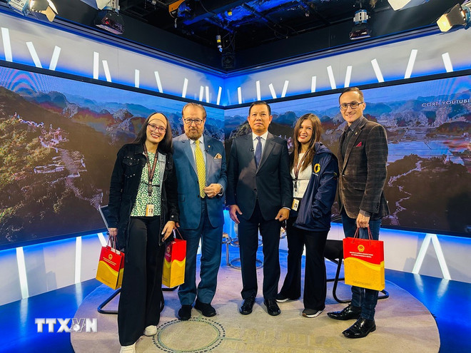 Các khách mời trong chương trình truyền hình mang tên “Chủ nghĩa anh hùng cách mạng Việt Nam: Từ cuộc chiến giành độc lập đến hành trình dựng xây đất nước”. (Ảnh: Đài truyền hình Globovisión cung cấp, TTXVN phát)