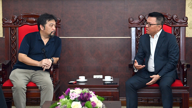 Tổng Biên tập Lê Quốc Minh tiếp ông Yasu Nagahata, Giám đốc ABU Programming. (Ảnh: Duy Linh)