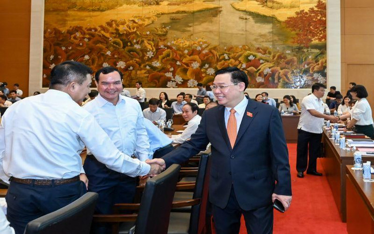 Chủ tịch Quốc hội và các đại biểu dự hội nghị.