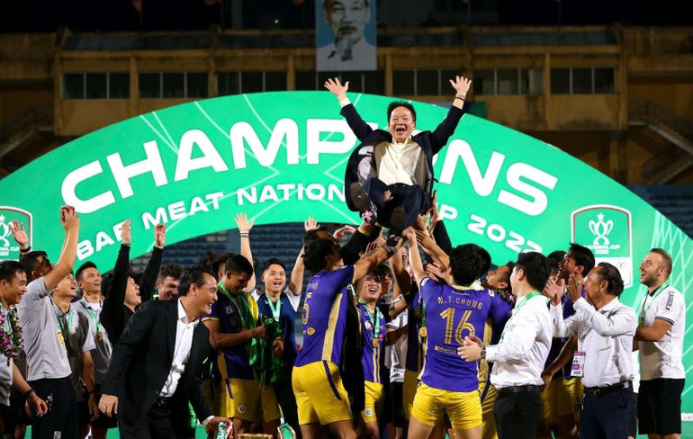 Chủ tịch HĐQT SHB Đỗ Quang Hiển là người yêu bóng đá cháy bỏng và luôn đồng hành cùng đội tuyển Việt Nam. Chủ tịch HĐQT SHB Đỗ Quang Hiển là người yêu bóng đá cháy bỏng và luôn đồng hành cùng đội tuyển Việt Nam.