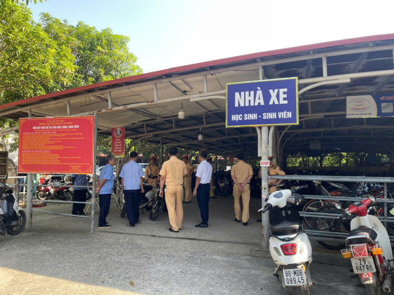 Công an Vĩnh Yên kiểm tra nhà để xe của các trường học.