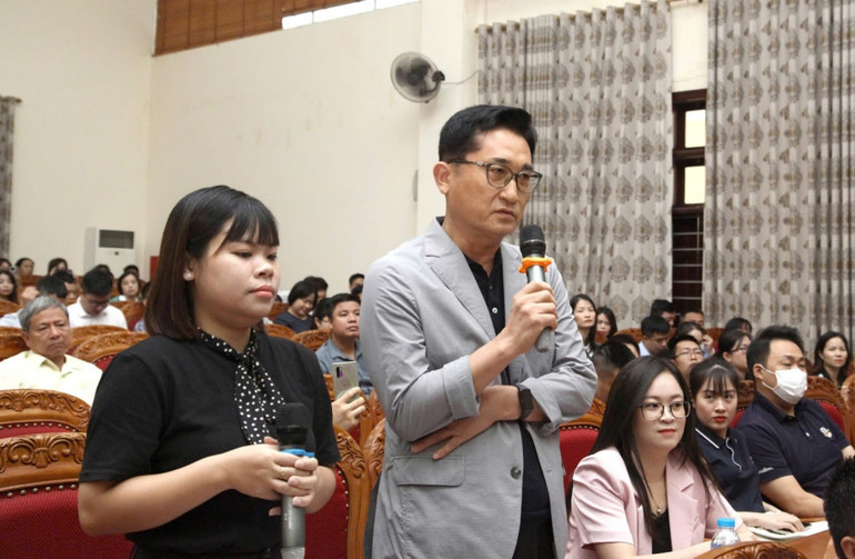 Đại diện lãnh đạo Công ty TNHH Vina Korea phát biểu tại hội nghị.